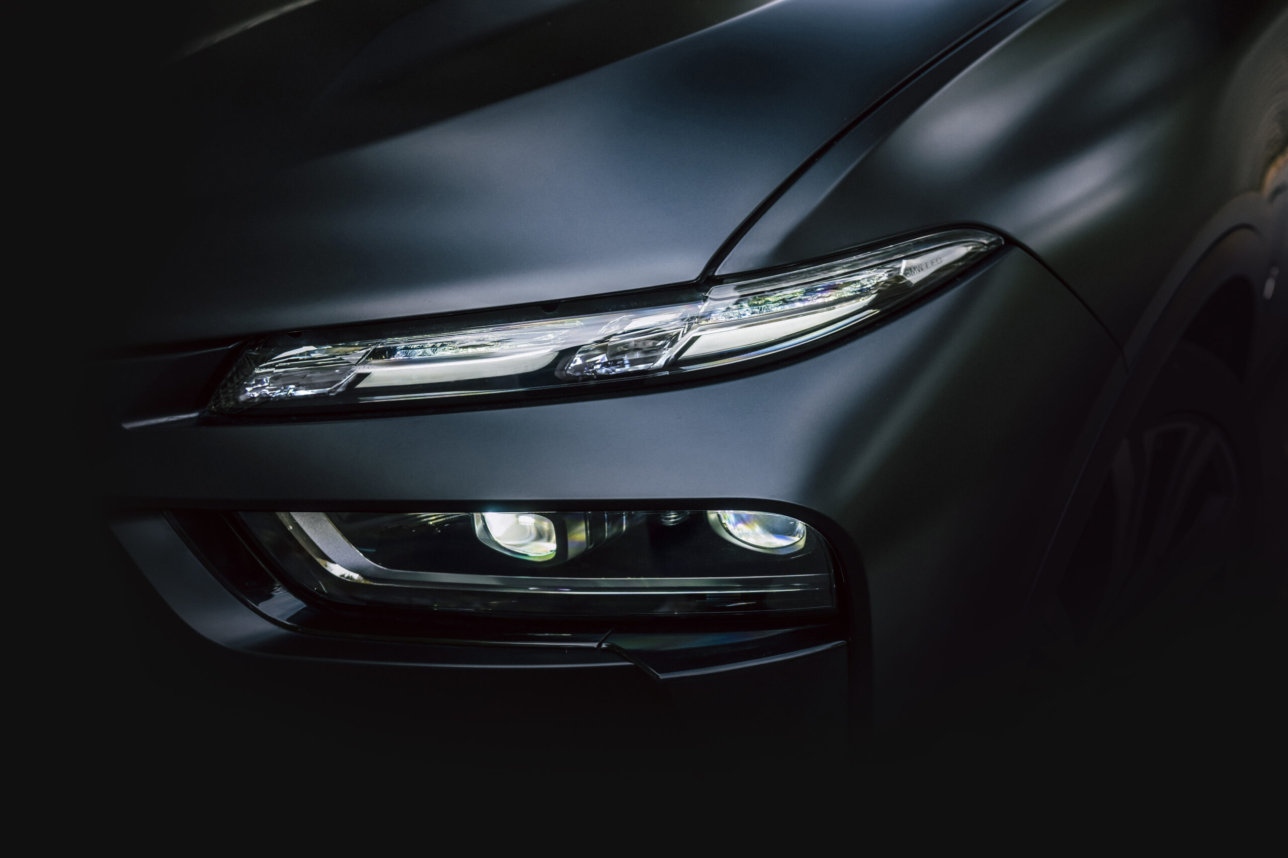 BMW X7 xDrive40d　90台限定車BLACK-α　FROZEN BLACK METALLIC　スカイラウンジパノラマガラス・サンルーフ