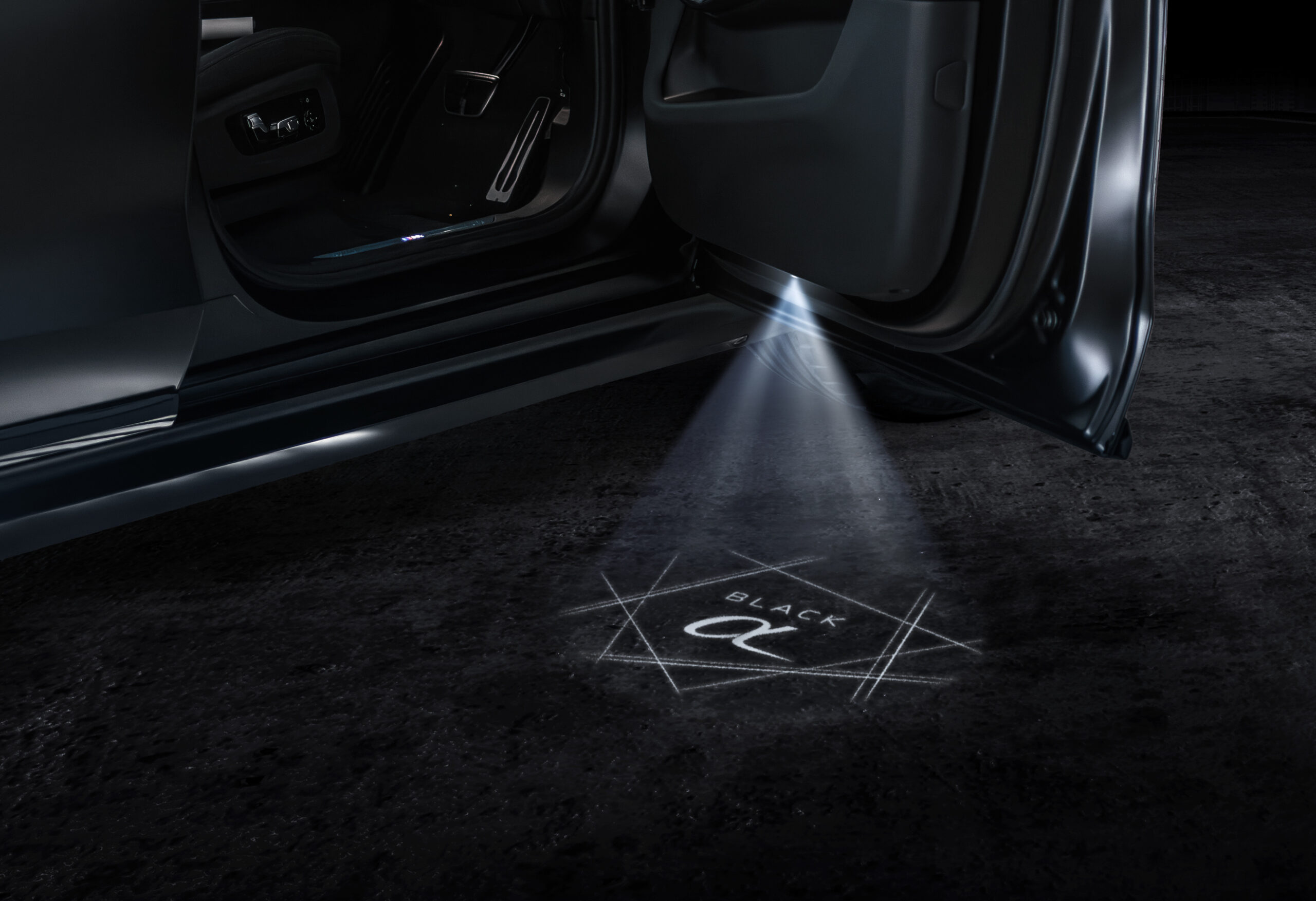 BMW X7 xDrive40d　90台限定車BLACK-α　FROZEN BLACK METALLIC　スカイラウンジパノラマガラス・サンルーフの画像2