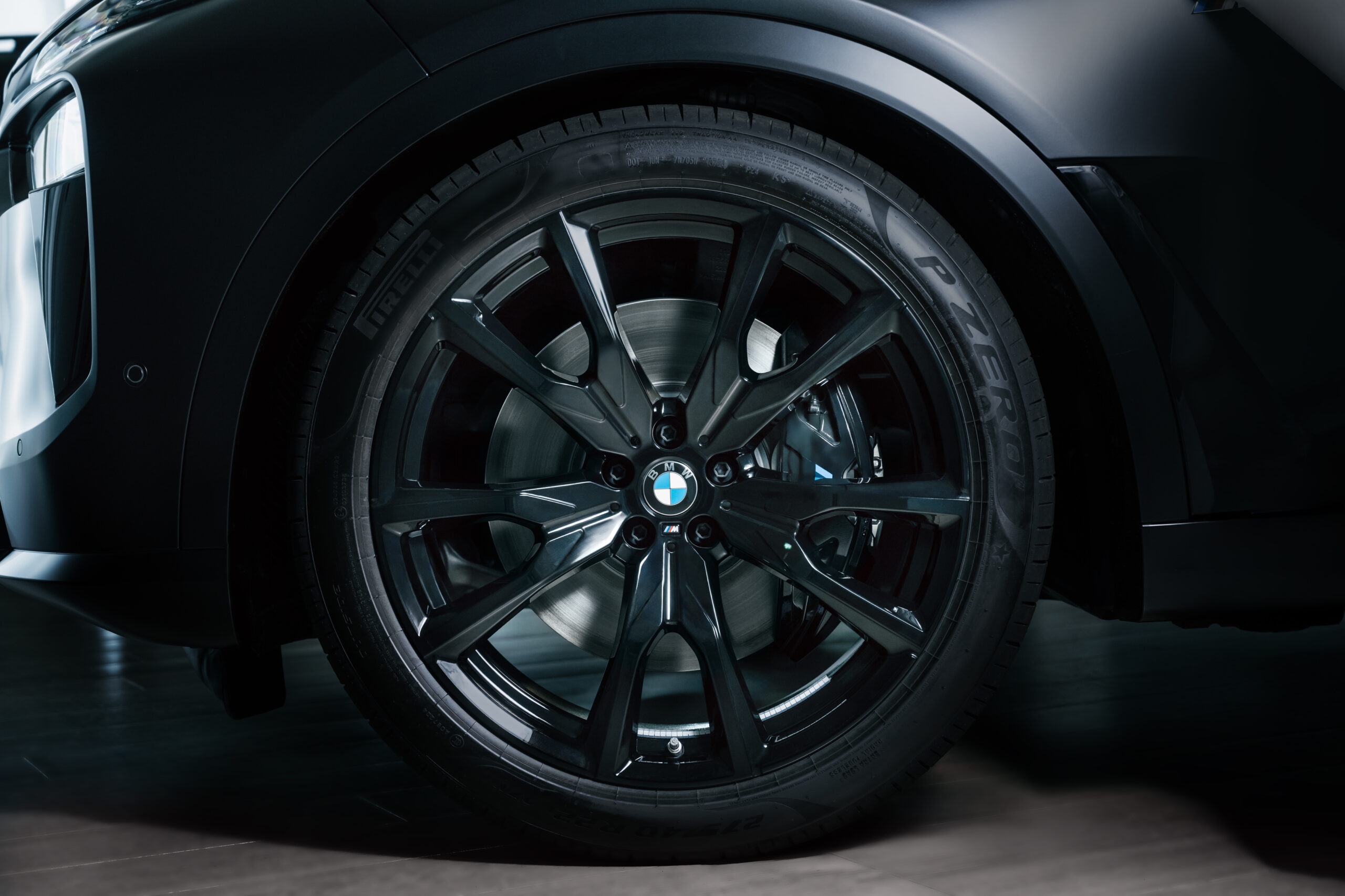 BMW X7 xDrive40d　90台限定車BLACK-α　FROZEN BLACK METALLIC　スカイラウンジパノラマガラス・サンルーフの画像2