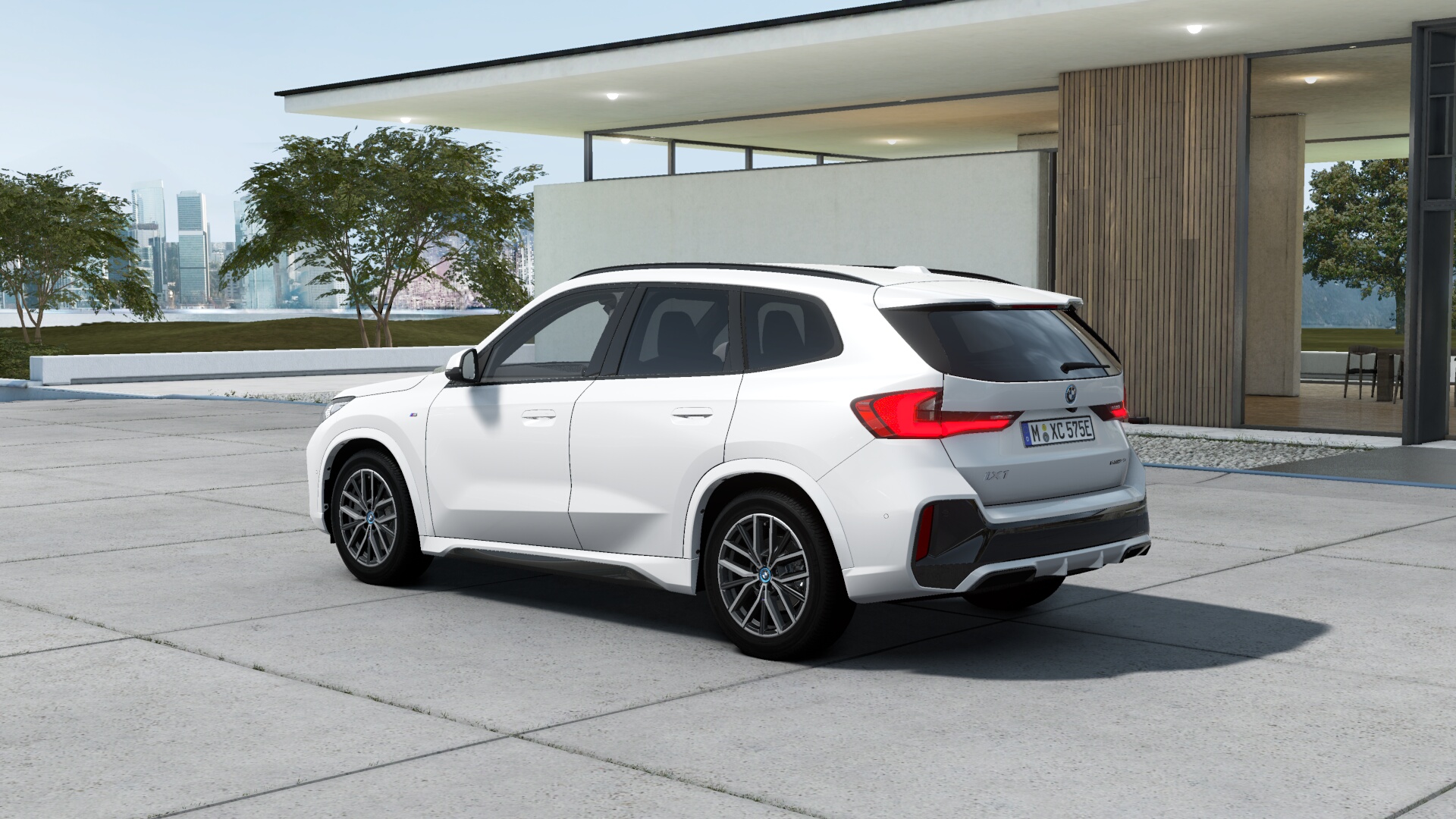 BMW iX1 eDrive20　ミネラル・ホワイト　M Sportの画像1